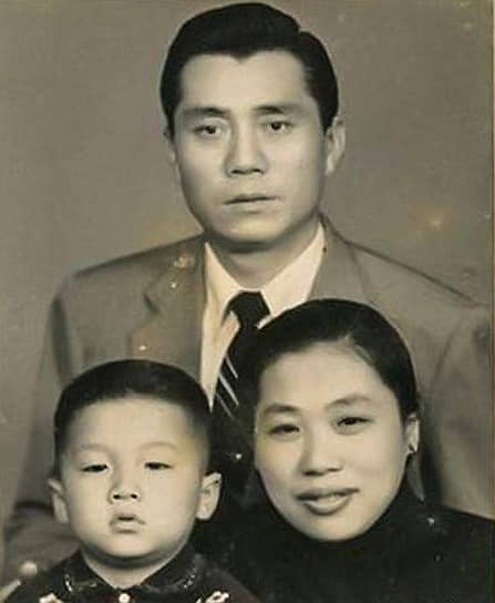 Настоящее имя Джеки Чана — Чэнь Ганшэн (с кантонского диалекта — «Рожденный в Гонконге»). Он родился 7 апреля 1954 года в бедной китайской семье, бежавшей от гражданской войны. В Гонконге его отец работал поваром, а мать — горничной в резиденции французского посла. В 1960 году родители уехали на заработки в Австралию, оставив сына в интернате при школе Пекинской оперы