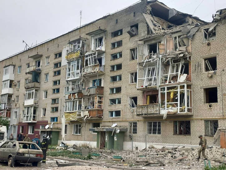 25 апреля глава Запорожской области Евгений Балицкий сообщил об обстреле ВСУ многоэтажного дома в Токмаке