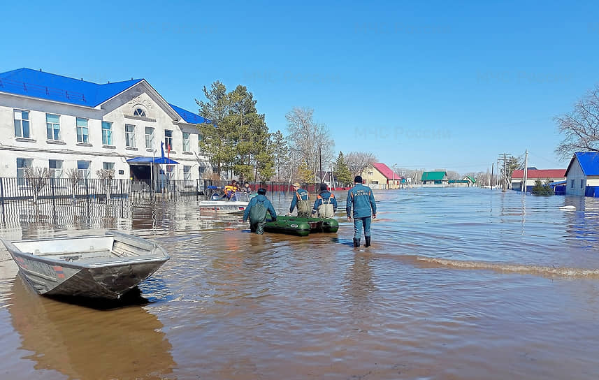Сотрудники ГУ МЧС России по Оренбургской области проводят частичную эвакуацию в селе Краснохолм
