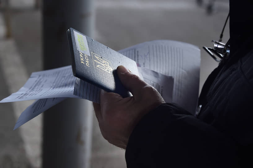 Военнообязанные украинцы больше не смогут получить внутренний или заграничный паспорт за пределами страны. Соответствующее постановление было опубликовано 23 апреля кабинетом министров Украины