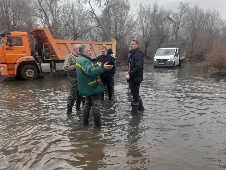 8 апреля эвакуировать людей из-за перелива воды через дамбу начали в Новотроицке 