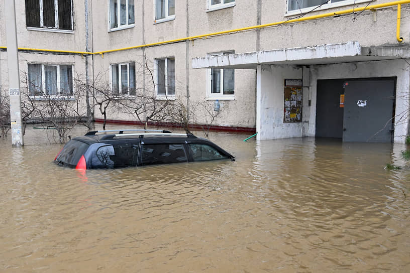 Затопленный автомобиль во дворе жилого дома в Орске