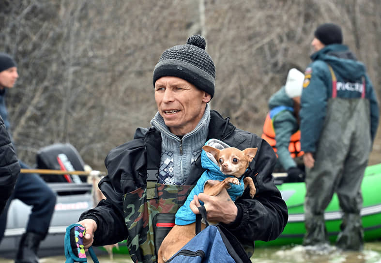 Житель Орска готовится к эвакуации вместе с собакой