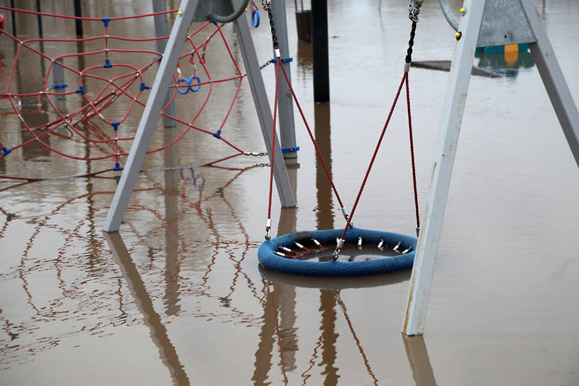 Затопленная детская площадка в Орске