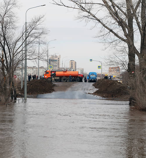 Машины МЧС на затопленной дороге в Оренбурге