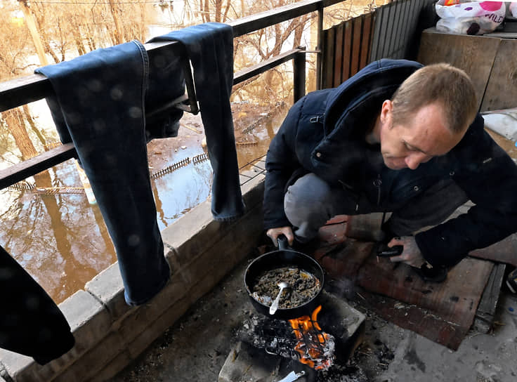 Житель Орска готовит еду на балконе своей квартиры 