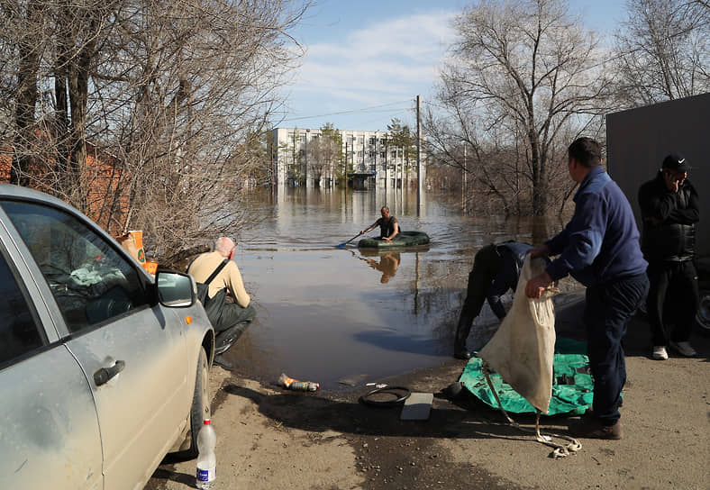 12 апреля мэр Оренбурга Сергей Салмин сообщил, что паводковая ситуация в городе стала крайне опасной. В городе объявлена массовая эвакуация