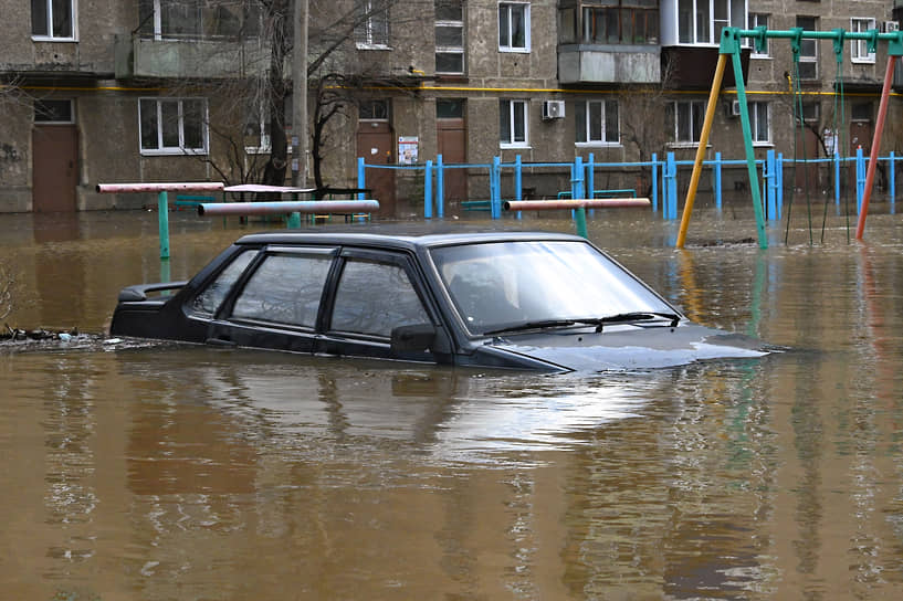 Затопленный автомобиль в Орске