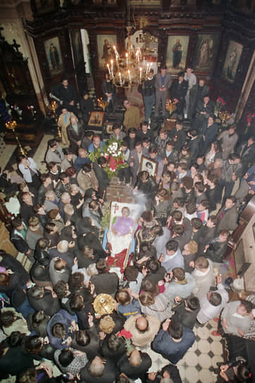 В память о трагических событиях 9 апреля в Грузии отмечается как День национального единства, гражданского согласия и памяти погибших за родину &lt;br> На фото: отпевание в церкви погибших при разгоне митинга 17 апреля 1989 года
