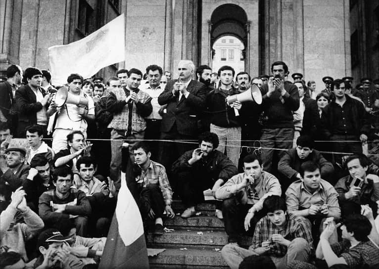 В ответ на это в марте—апреле по всей Грузии прокатилась волна протестов против решения абхазского схода. 4 апреля 1989 года перед Домом правительства на проспекте Руставели в Тбилиси начался бессрочный несанкционированный митинг
