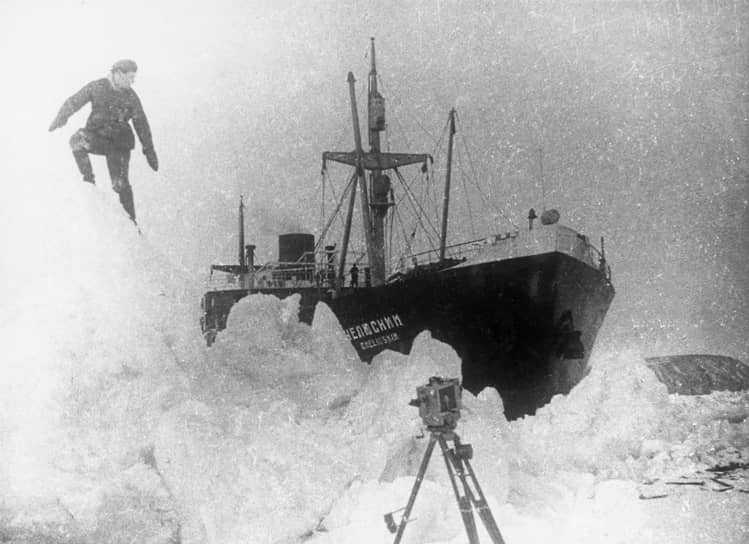 Пароход «Челюскин» во льдах Северного Ледовитого океана в октябре 1933 года