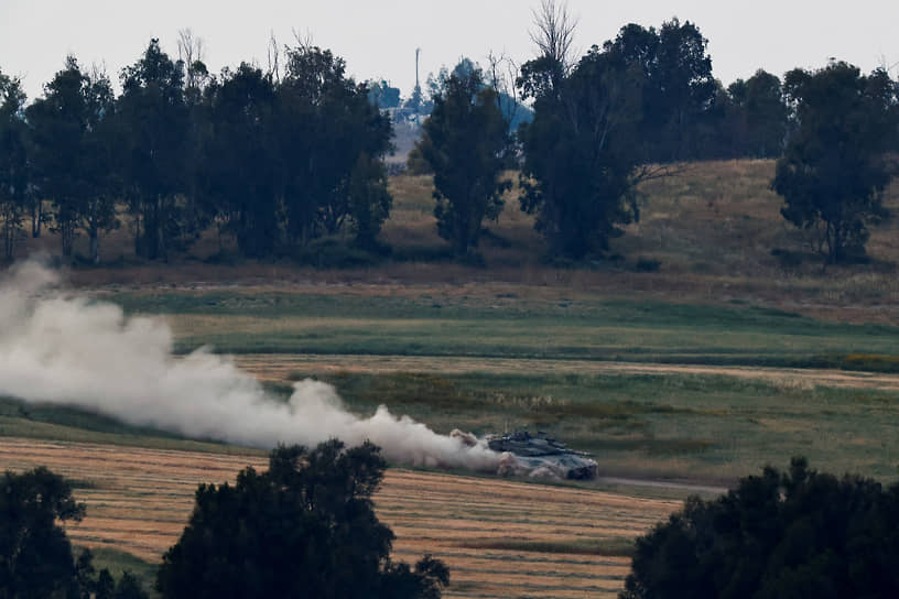Израильский танк патрулирует границу между Израилем и сектором Газа