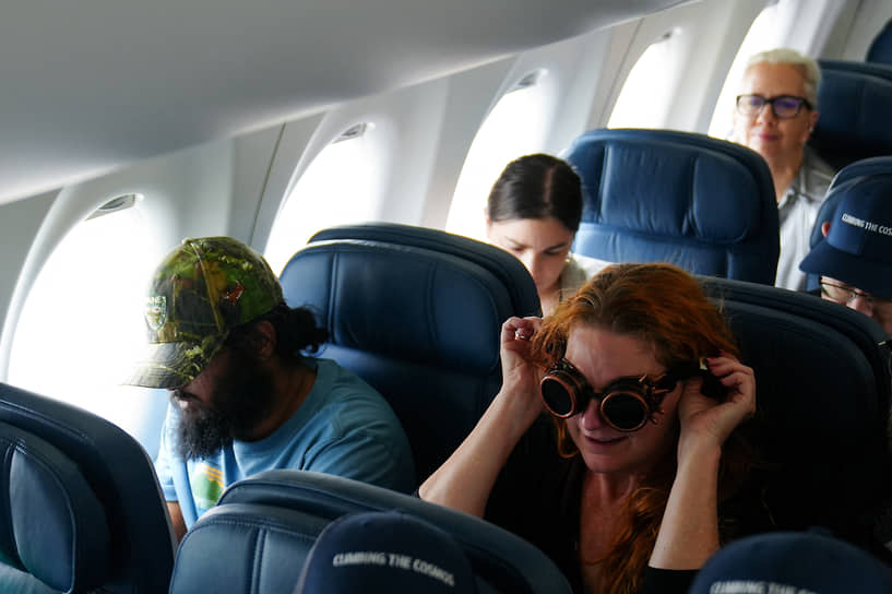Пассажиры специального рейса авиакомпании Delta Airlines из Остина (США) в Детройт (США), который выполнялся по траектории солнечного затмения, перед взлетом самолета