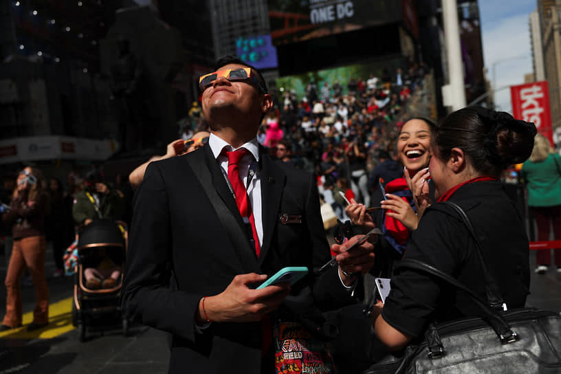 Люди готовятся наблюдать затмение в Нью-Йорке (США)