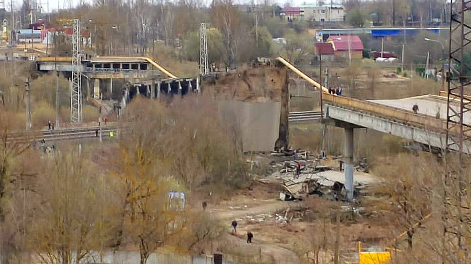 Последствия обрушения Панинского моста, соединявшего центральную часть города Вязьма с микрорайонами «Московский», «Юбилейный» и поселком Вязьма-Брянская