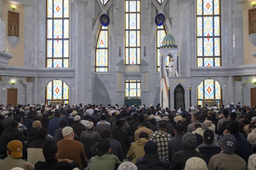 Мусульмане во время чтения намаза в Казани