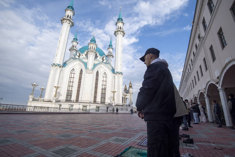 Во всех мусульманских стран день празднования Ураза-байрам считается выходным. В России такое решение принимают на уровне регионов, традиционно исповедующих ислам&lt;br>
На фото: мусульмане перед началом богослужения в Казани в мечети «Кул-Шариф» 