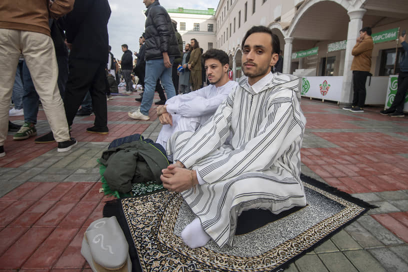 Верующие у мечети в Казани