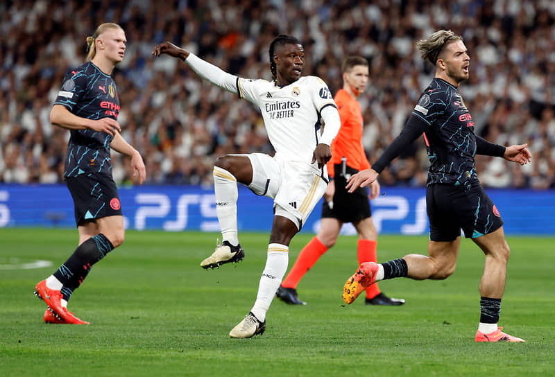 Игрок мадридского «Реала» Эдуардо Камавинга (в белой форме) забивает гол в ворота «Манчестер Сити»