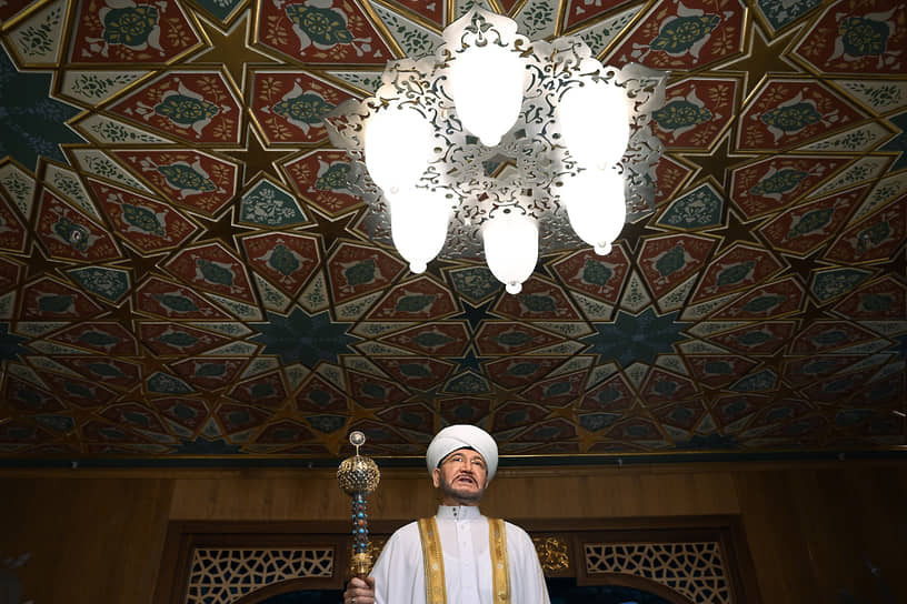 С праздничной проповедью традиционно выступил духовный лидер российских мусульман муфтий шейх Равиль Гайнутдин (на фото)