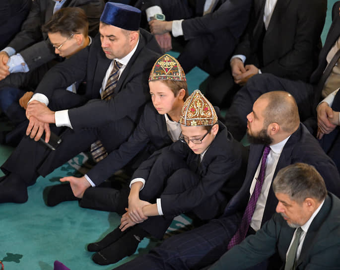 Верующие перед началом богослужения в Московской Соборной мечети