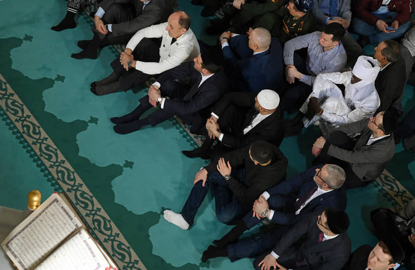 Ураза-байрам празднуют все мусульмане вне зависимости от течения — и шииты, и сунниты &lt;br>
На фото: празднование Ураза-байрам в Москве