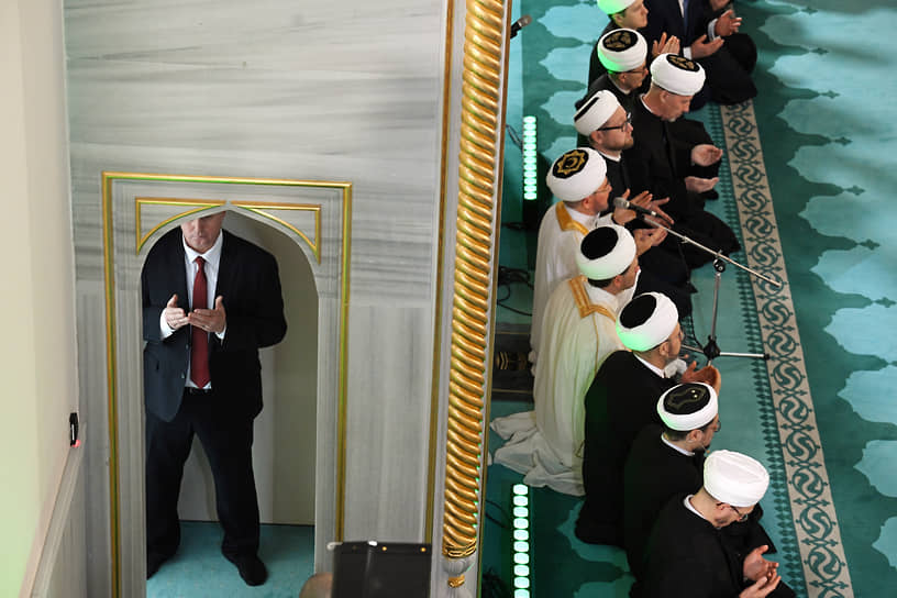 По традиции, в Ураза-байрам мусульмане совершают праздничную молитву ид-намаз. Несмотря на то, что ее можно выполнить и дома, мужчинам рекомендуется совершать ид-намаз в мечети вместе с другими верующими&lt;br>
На фото: верующие на богослужении в Соборной мечети Москвы