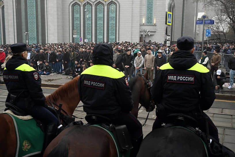 Сотрудники конной полиции перед началом богослужения у мечети в Москве