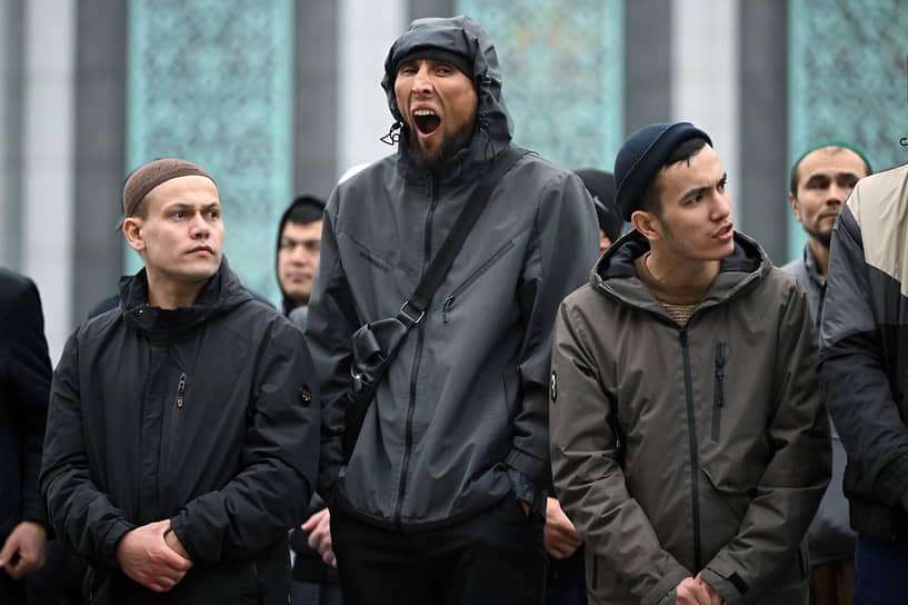 Для тех, кто не смог посетить мечети, были организованы прямые трансляции намазов&lt;br>
На фото: мусульмане перед началом богослужения в Москве