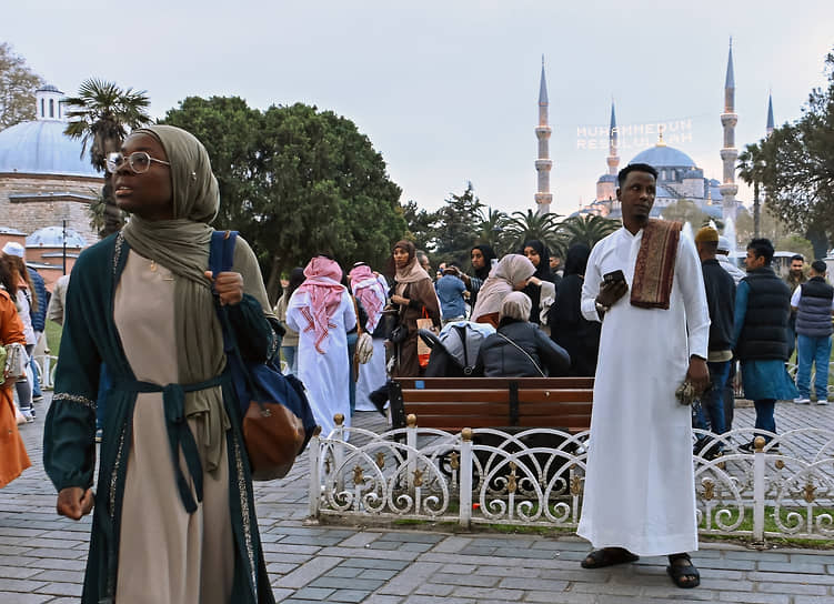 Мусульмане приняли участие в групповой молитве у мечети Айя-София в Стамбуле