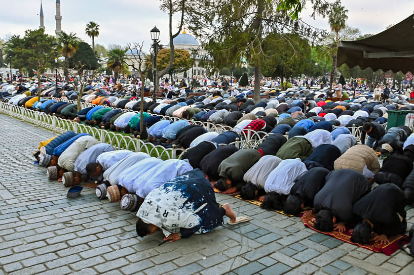 Верующие совершают намаз на площади Султанахмет в Стамбуле 