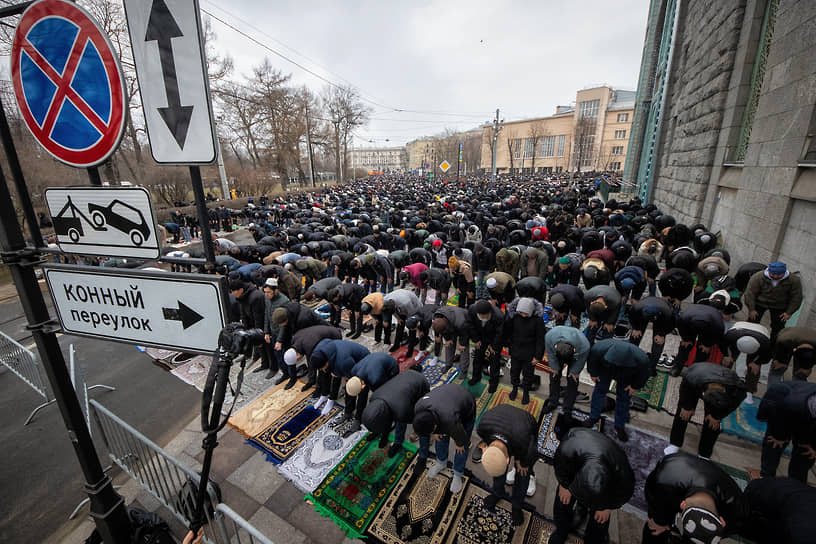 Около 150 тыс. человек пришли на праздничную молитву к стенам Санкт-Петербургской Соборной мечети 