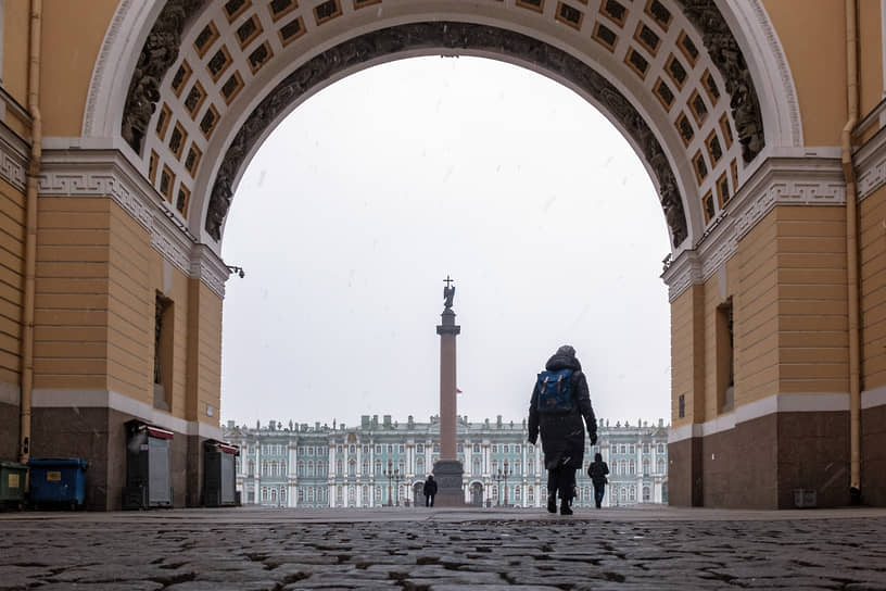 &lt;b>Дворцовая площадь в Санкт-Петербурге и связанные с ней архитектурные памятники &lt;/b>
&lt;br>Начало застройки: 1754 год. Вошла в список Всемирного наследия ЮНЕСКО в 1990 году
