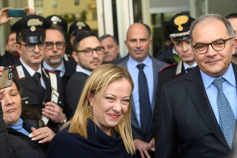 Премьер-министр Италии Джорджия Мелони после встречи с главным прокурором Палермо Маурицио де Лючии (справа) в суде