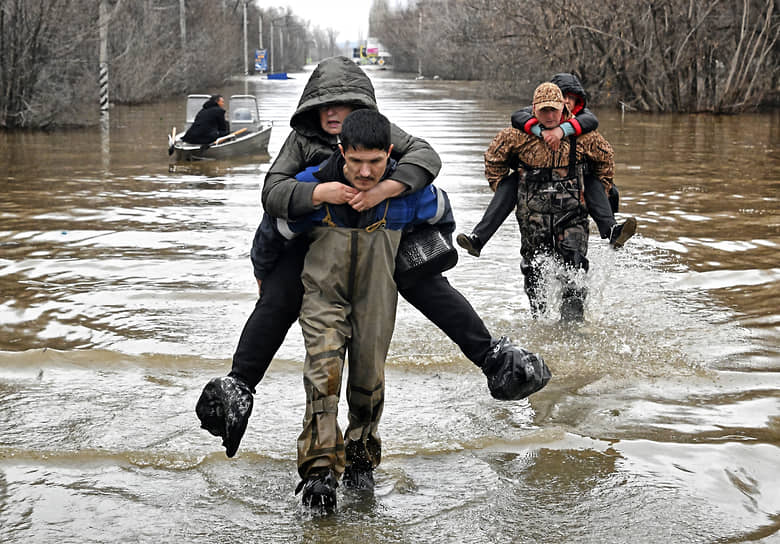 Орск. Сотрудники МЧС России выносят пострадавших от паводка женщин из зоны затопления 