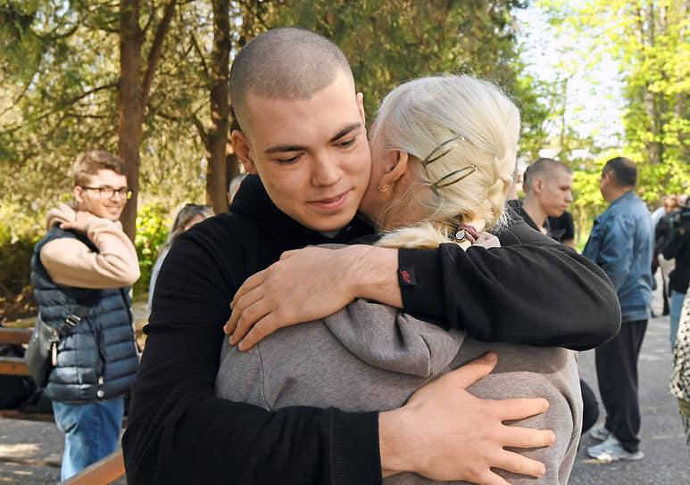Крым. Юноши прощаются с родными в призывном пункте военного комиссариата 