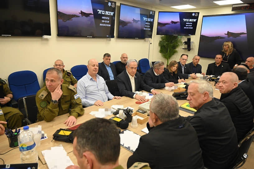 Всю ночь в бункере под зданием Генштаба в Тель-Авиве заседал военный и расширенный военно-политический кабинет. Премьер Израиля Биньямин Нетаньяху (на фото третий слева) заявил, что его страна давно была готова к прямой атаке Ирана