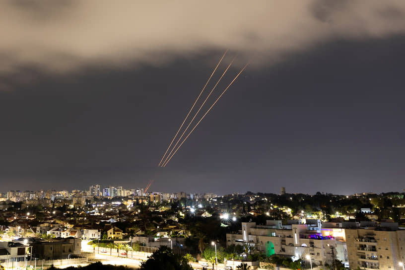 Израильская система ПВО отражает удар иранских ракет и беспилотников над Ашкелоном