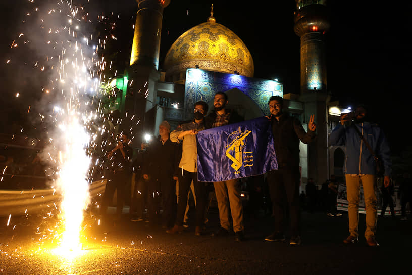 Иранцы в ночь массированной атаки на Израиль устроили гулянья на улицах страны 