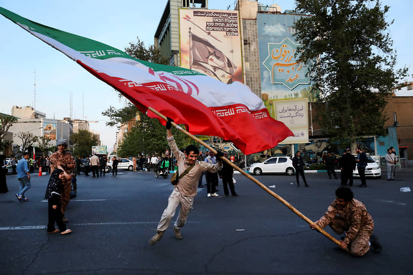 Тегеран. Демонстранты развернули флаг Ирана на антиизраильском митинге