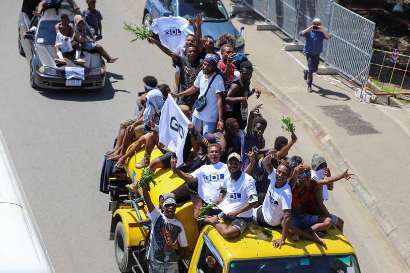 Жители Соломоновых островов на параде кандидатов 
