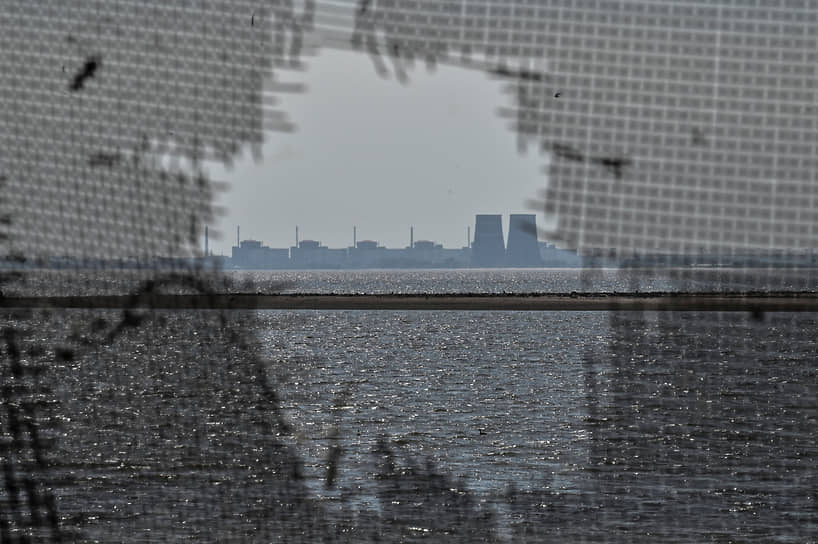 Вид на Запорожскую АЭС с берега Каховского водохранилища