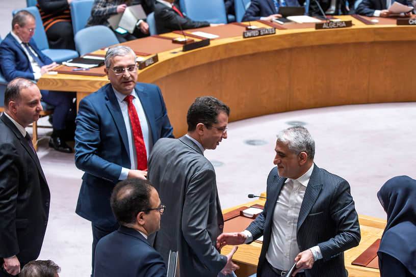 Постпред Ирана при ООН Амир Саид Иравани (справа) и постоянный представитель Сирийской Арабской Республики при ООН Кусей ад-Дахак (второй слева) 