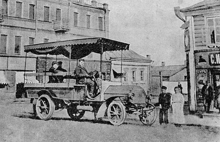 17 июля 1907 года в Москве запустили первую частную автобусную ветку от Марьиной Рощи до Останкино. Она принадлежала графу Александру Шереметеву. В летний сезон на ней курсировали два открытых автобуса — «Даймлер» (8 мест, на фото) и NAG (12 мест). Стоимость проезда составляла 15 копеек