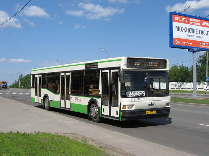 В начале 1990-х из-за экономического кризиса автобусный транспорт пришел в упадок, восстановление началось только ближе к концу десятилетия. В 2000-е на московских улицах появились новые модели отечественных автобусов ЛиАЗ-529, а также белорусские МАЗ-103 (на фото) и венгерские «Икарус-415»