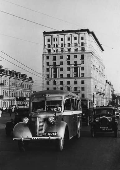 С 1929 года производились первые советские автобусы: на Ярославском автозаводе выпускали Я-6 на 36 мест на базе грузовика Я-5, а на заводе АМО (в дальнейшем автозавод имени Сталина, или ЗИС) — ЗИС-8, а потом и ЗИС-16 (на фото). Во второй половине 1930-х годов автобусы стали появляться не только на окраинах города, но и на центральных магистралях, где они стали заменять трамваи