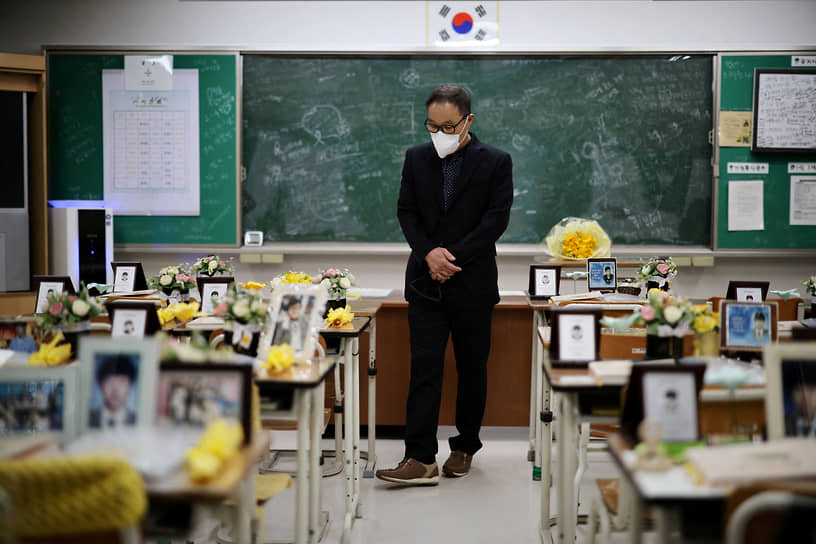 Ансан, Южная Корея. Мужчина осматривает копию класса школьников, погибших на затонувшем в 2014 году пароме «Севол»