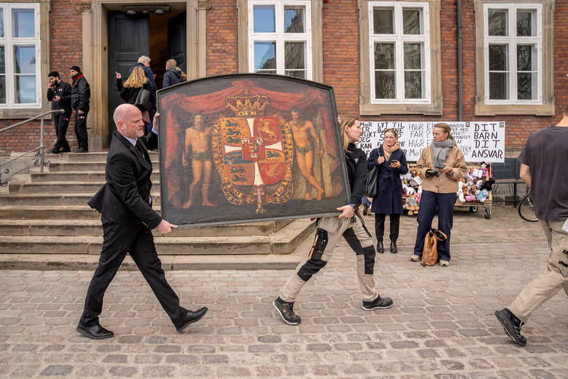 Копенгаген, Дания. Люди выносят картину из горящего здания фондовой биржи 