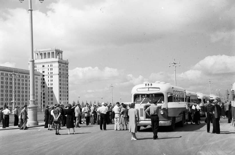 В 1946 году автозавод имени Сталина выпустил новую марку автобуса ЗИС-154, рассчитанного на 34 сидячих и 26 стоячих мест. Автобус имел ряд недостатков, в дальнейшем он был заменен на более удачную версию ЗИС-155, курсировавшую до 1962 года&lt;br>
На фото: автобусные экскурсии рядом с МГУ в 1953 году