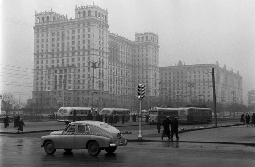 В 1950-х годах быстрая застройка окраин города и массовое снятие трамвайных путей привело к тому, что автобус стал основным наземным пассажирским транспортом Москвы. В 1963 году объем перевозок на автобусе сравнивался с объемами перевозок на метро, чуть раньше он перегнал троллейбус и трамвай